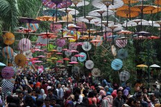 Beautiful, brightly colored umbrellas welcome visitors at the entrance of the 2016 Indonesian Umbrella Festival held at Balekambang Park in Surakarta, Central Java. JP / Kus Hendratmo