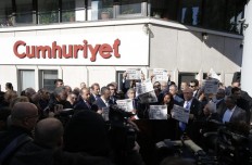 Turkey detains opposition newspaper editor, writers 