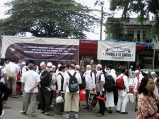 Public transportation less crowded, but commuters remain calm