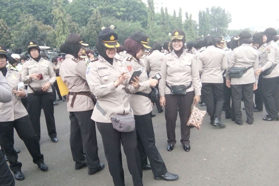 Unarmed personnel, police in hijab to calm anti-Ahok crowd