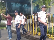 Offices, shopping malls beef up security amid rally