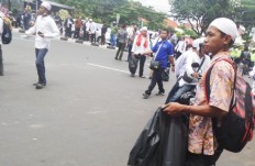 Governor appreciates protesters for collecting garbage after rally