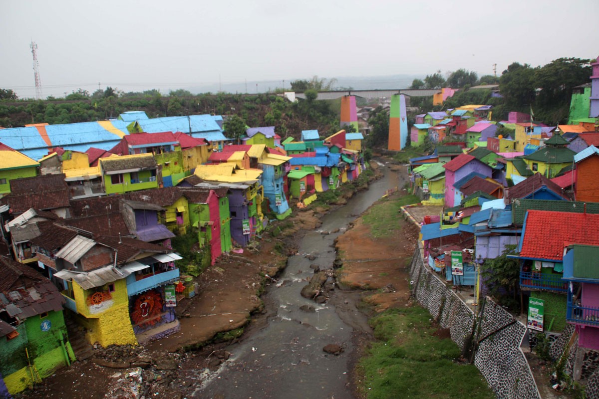 Красочное село. Разноцветная деревня. Разноцветная деревушка. Цветная деревня в Индонезии. Разноцветный поселок.