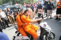 Brit, Australian on trial for killing Balinese policeman