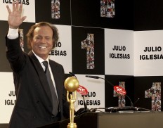 Julio Iglesias cancels performance in Bali