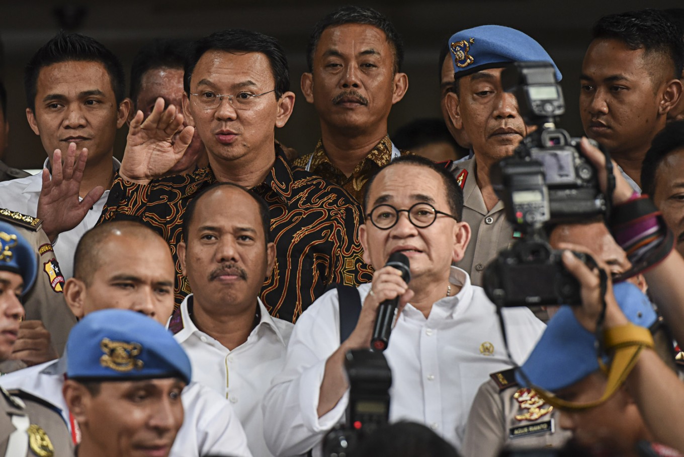 Staying firm -- Inactive Jakarta Governor Basuki "Ahok" Tjahaja Purnama (center) prepares to give a press statement after being questioned by the National Police's Criminal Investigation Department (Bareskrim) in Jakarta on Nov.7 over blasphemy allegations. 