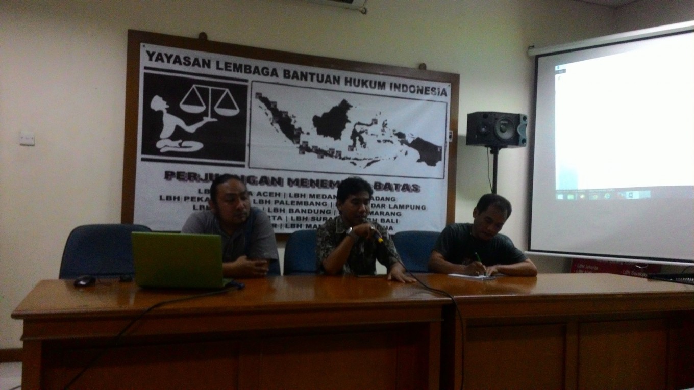 Chairman of the Indonesian Legal Aid Foundation (YLBHI) Alvon Kurnia Palma (center) speaks to reporters in a press conference at the foundation's office in Jakarta. Alvon called on the government on  Friday to avoid using criminal charges in blasphemy case.