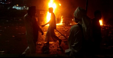 How did the anti-Ahok rally turn chaotic?