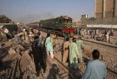 Train in northern India derails, killing at least 30 people 