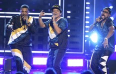 Bruno Mars opens AMAs, twenty one pilots wins 1st award 