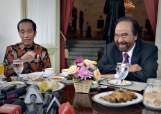 President Joko 'Jokowi' Widodo (left) talks with NasDem Party chairman Surya Paloh during a breakfast meeting at Merdeka Palace in Jakarta in November.