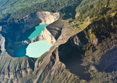 Kelimutu lakes change color for the 6th time this year