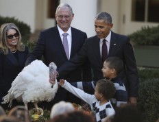 Obama makes final Thanksgiving turkey pardon 
