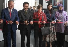 Mexican artist exhibits 21 Indonesian-inspired paintings