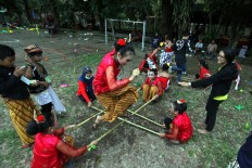 Participants of the parade perform a bamboo dance. In Yogyakarta, the traditional dance is called bambu geprak.  JP/ Aditya Sagita