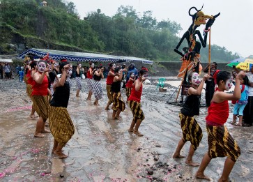 Saving the environment with local wisdom