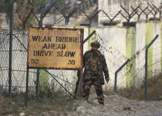 Gunbattle rages after Kashmir rebels storm Indian army base 