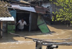 A resident appears to be trapped in her swamped home in Semanggi, Surakarta Central Java. JP/ Ganug Nugroho Adi