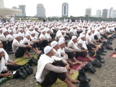 Thousands of worshipers flock to Monas for anti-Ahok gathering   