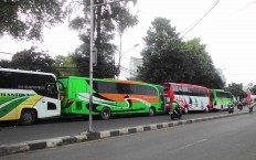 Busloads of people depart for Monas from FPI headquarters