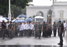 Photo Gallery: Jokowi, Kalla join Friday prayers with protesters, calm protesters