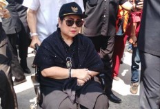Rachmawati Soekarnoputri visits residents of the Luar Batang area of North Jakarta on Apr. 27, 2016.