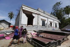 Residents inspect a collapsed house after an earthquake in Pidie Jaya regency, Aceh, on Dec. 7. JP/ Hotli Simanjuntak