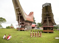 Ritual: In their traditional costumes, men and women of Toraja wait to welcome tourists in Suloara’ village. JP/ PJ Leo
