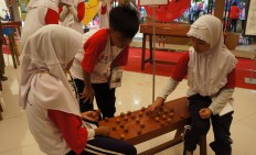 Children play "dam-daman" at the traditional toys exhibition at the Traditional Indonesian Children's Toys Festival 2016 at Taman Bhineka Tunggal Ika, Taman Mini Indonesia Indah, East Jakarta, on Dec. 11.