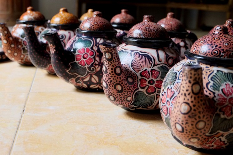 Exploring the beauty of batik-patterned earthenware from Bayat