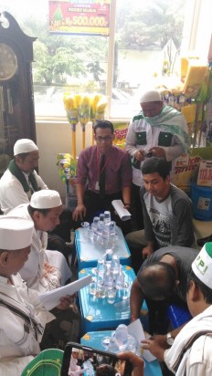 Surabaya malls vow to obey MUI ban on Christmas attire for Muslim employees