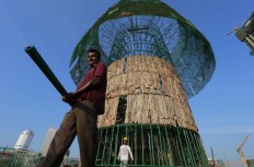 Sri Lankans rush to build towering Christmas tree on time 