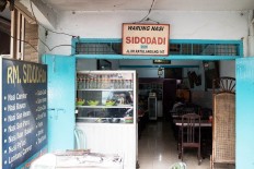 A different take on 'nasi campur' at RM Sidodadi, Makassar