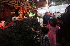 Children enjoy the nativity scene of Jesus Christ’s birth after the children’s mass at Hati Kudus Tuhan Yesus Catholic Church, Pugeran Yogyakarta, on Christmas day. JP/Aditya Sagita