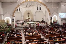Thousands of congregation members of Catholic Church Santa Perawan Maria Ratu Rosario Suci or the Semarang Cathedral in Central Java join the Christmas Eve service on the night of Dec. 24. The security team from the Indonesian Military, the National Police, the Public Order Agency, National Scouts and the local security work to guarantee safety on Christmas Eve in Semarang. JP/Suherdjoko