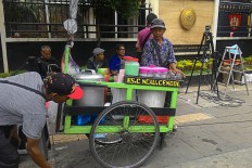 Vendors, scavengers profiting from Ahok’s trial 