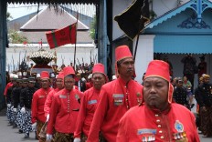 Royal servants and soldiers of the Kasunanan Palace, Surakarta, bring gunungan [cone shaped offerings] in a ritual procession during Gerebeg Sekaten.  JP/Ganug Nugroho Adi
