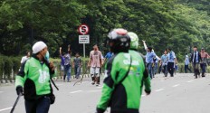 Transportation clash: Online motorcycle taxi drivers clash with protesters in an incident in Jakarta on March 22. Thousands of conventional taxi drivers took to the streets to protest against the operation of mobile phone-hailing transportation apps.
