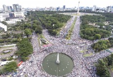 Mass prayers: Hundreds thousands of Muslims gather and chant prayers during a rally stretching from Bank Indonesia to the Monument National in Central Jakarta on Dec. 2.
The event was held to demand the jailing of Jakarta Governor Basuki “Ahok” Tjahaja Purnama for blasphemy. 