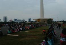 People crowd Jl. Thamrin, Monas to welcome in New Year
