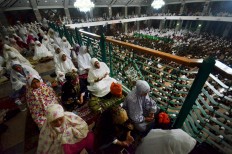 Muslims pray and chant at the Al Markaz Al Islami mosque in Makassar, South Sulawesi. Antara/Dewi Fajriani
