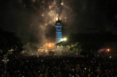 Thousands of people enjoy the fireworks show at Jam Gadang, Bukit Tinggi, West Sumatra on Sunday morning. Antara/Muhammad Arif Pribadi
