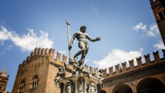 Facebook censors photo of Neptune statue