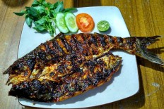 Delicious 'ikan patin bakar' in a cozy setting
