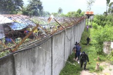 Suspected rebels storm Philippine jail, 158 inmates escape 