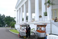 Street vendors serve lunch to Jokowi, ministers at Bogor Palace