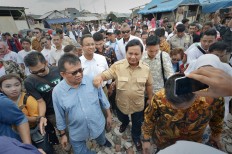 Prabowo visits evicted residents in Pasar Ikan