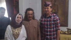 Ahok visits Islamic boarding schools, gets sign of love