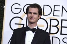 Watch Andrew Garfield, Ryan Reynolds kiss at Golden Globes 