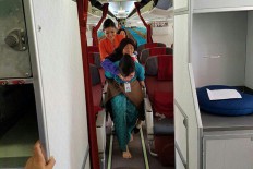 Minister grants awards to Garuda Indonesia flight attendants Vera and Ninik